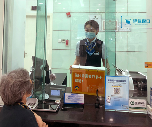 建行成都金河支行，柜面員工使用&ldquo;關(guān)愛服務(wù)卡&rdquo;服務(wù)老年客戶